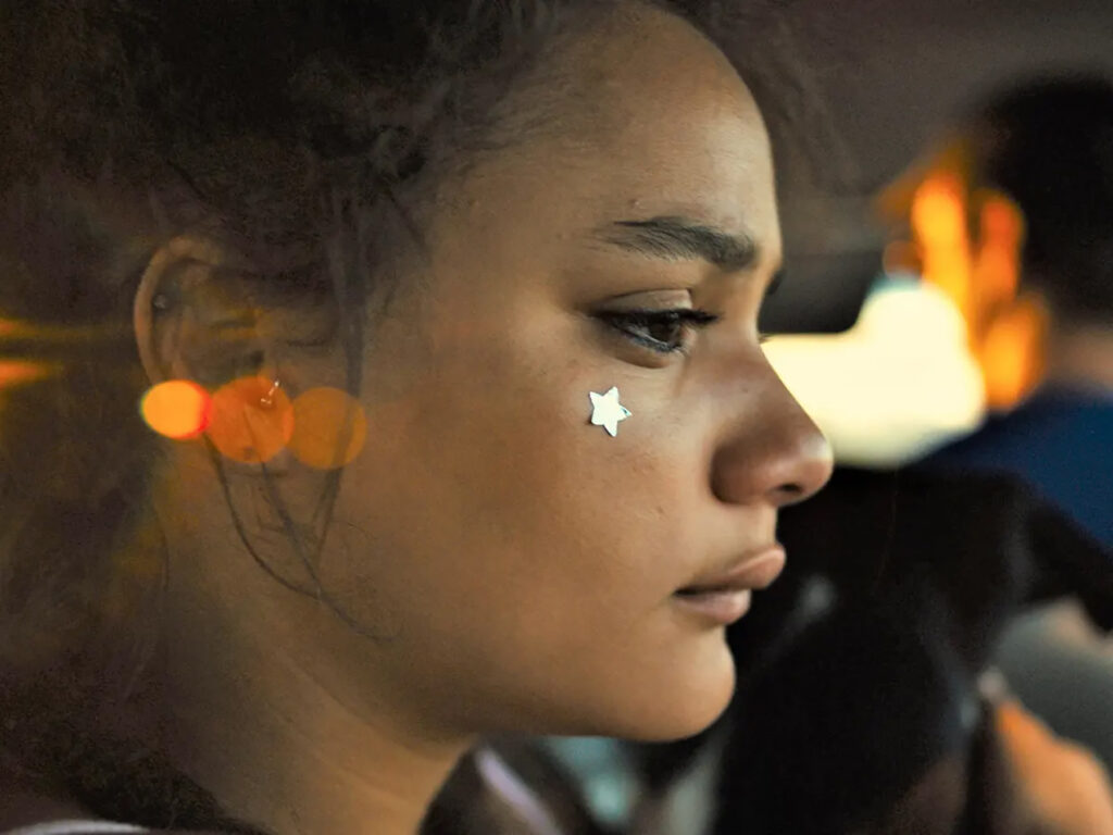 Zwischen Wegwerfjugend und Reichtumsillusion – "American Honey" (USA, 2016) als soziales Roadmovie einer zerrissenen Nation Zwischen Wegwerfjugend und Reichtumsillusion – „American Honey“ (USA, 2016) als soziales Roadmovie einer zerrissenen Nation